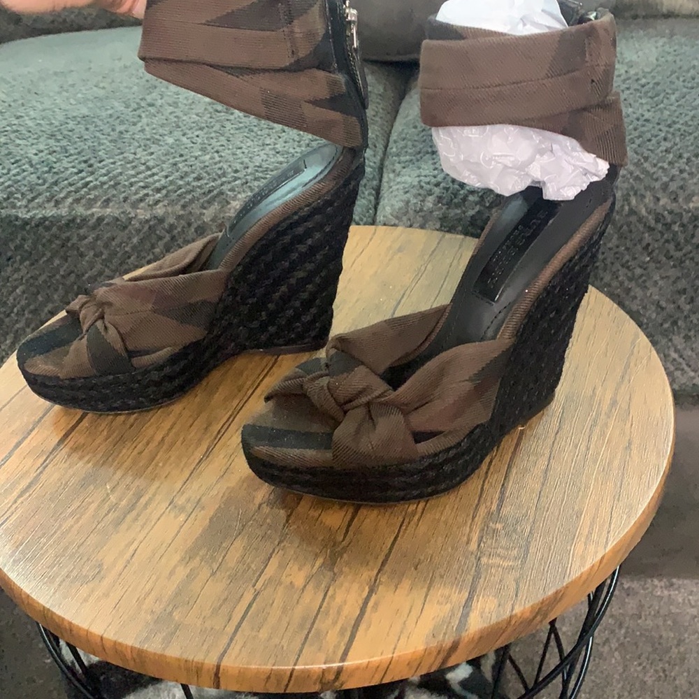 AUTHENTIC BURBERRY WEDGES - Picture 6 of 9